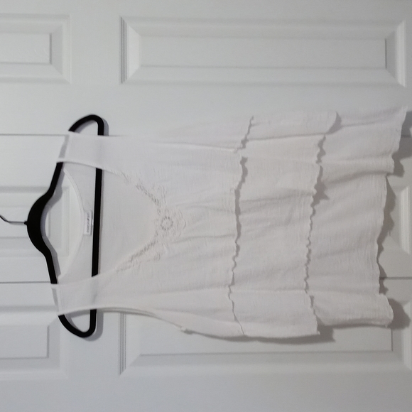 LAST CHANCE Ruffled sleeveless top - Picture 1 of 4